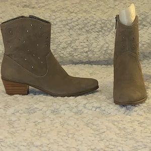 Bandolino Taupe Suede Booties